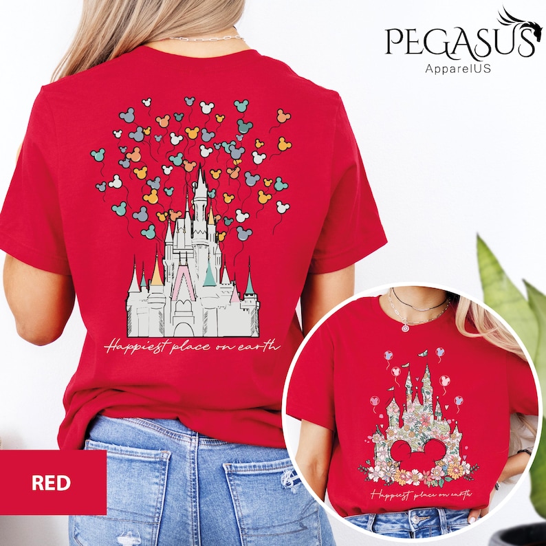 Op de afbeelding: Rood T-shirt met een afbeelding van Assepoester's kasteel en Mickey Mouse ballonnen. De tekst "Happiest place on earth" is onder het kasteel gedrukt.