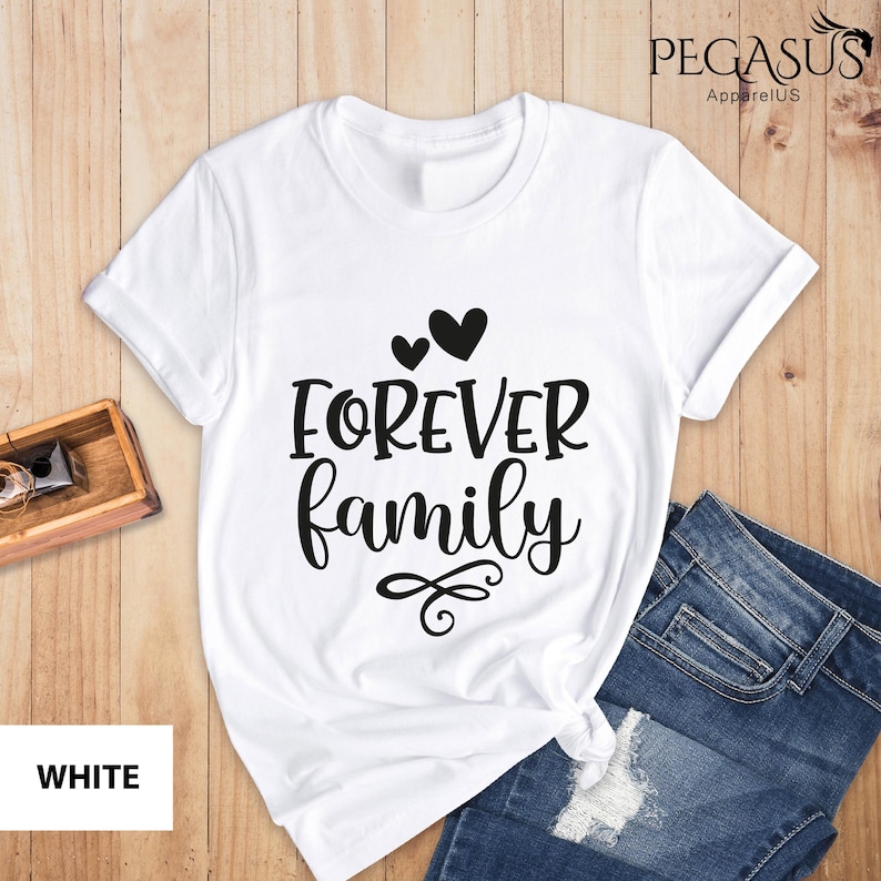 Pode incluir: Camiseta branca com texto preto que diz "FOREVER family" e dois pequenos cora&ccedil;&otilde;es acima do texto.