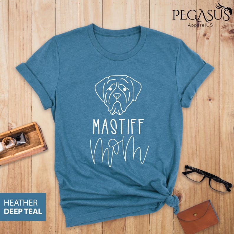 K&ouml;nnte beinhalten: Ein blaues T-Shirt mit einem wei&szlig;en Umriss eines Mastiff-Hunde-Kopfes und dem Text "Mastiff Mom" in wei&szlig;.