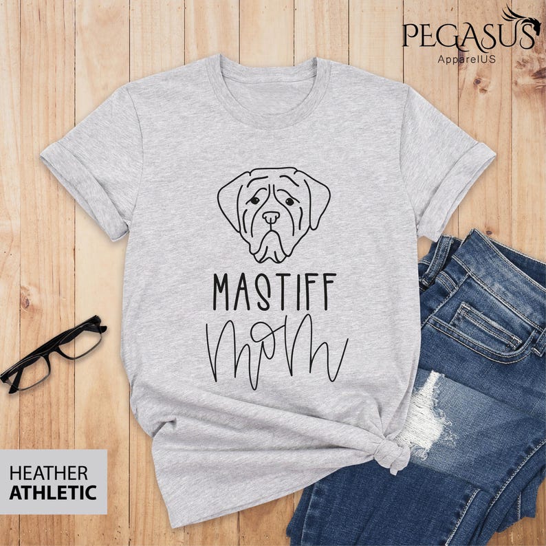 K&ouml;nnte beinhalten: Ein heidefarbenes T-Shirt mit einer schwarzen Umrandung eines Mastiff-Hunde-Kopfes und dem Text "Mastiff Mom" in Schwarz.