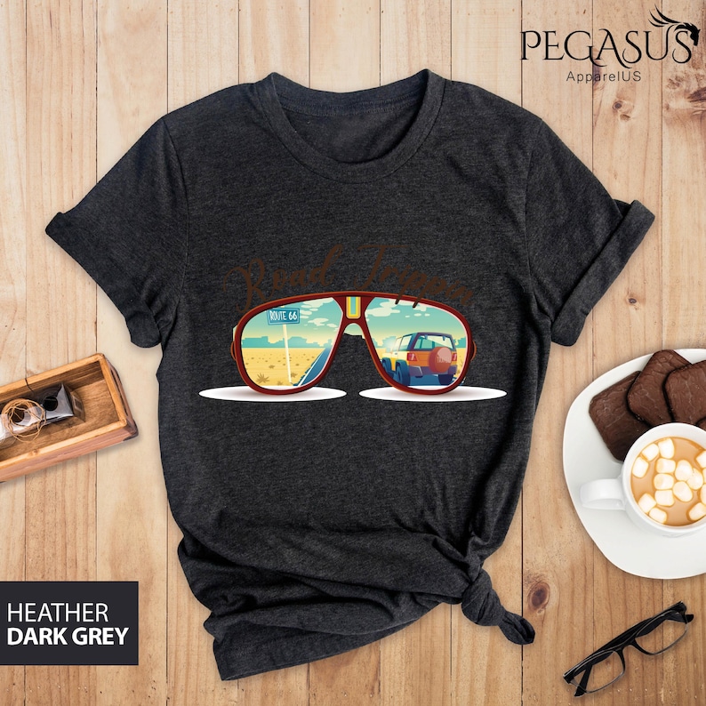Peut inclure: T-shirt gris fonc&eacute; chin&eacute; avec un graphique de lunettes de soleil refl&eacute;tant un paysage d&eacute;sertique avec une voiture sur la Route 66.