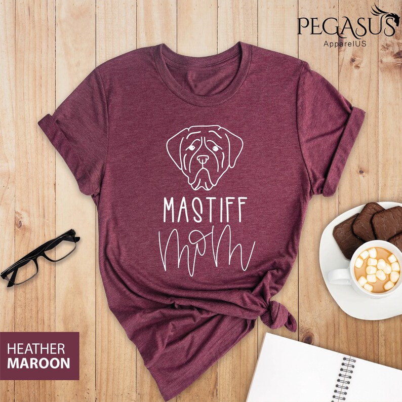 K&ouml;nnte beinhalten: Heather-marronfarbenes T-Shirt mit einer wei&szlig;en Umrandung eines Mastiff-Hunde-Kopfes und dem Text "Mastiff Mom" in Wei&szlig;.