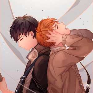 Può includere: Due uomini, uno con i capelli castani e l'altro con i capelli neri, stanno uno vicino all'altro. L'uomo con i capelli castani si appoggia all'altro uomo, che tiene una chitarra. Lo sfondo è grigio chiaro con linee bianche e dorate.