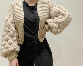 Gruby kardigan z rękawami bąbelkowymi od Girl That Makes | Gruby sweter z dzianiny ze wzorem | Pośredni wzór dziewiarski | Gruba dzianina