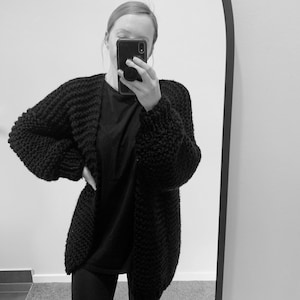 Chunky Knitted Cardigan Pattern by Girl That Makes | Beginner Friendly Knitting Pattern | Oversized Cardigan Pattern | Chunky Knitwear