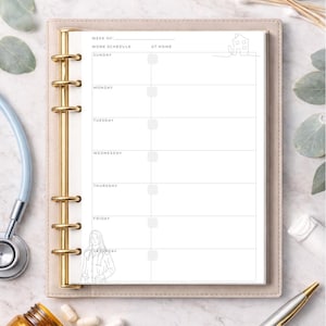 Puede incluir: Una agenda beige con anillos dorados, abierta a un horario semanal. La agenda incluye un dibujo lineal de una casa y una persona. Los suministros médicos, incluido un estetoscopio, pastillas y un bolígrafo, rodean la agenda.