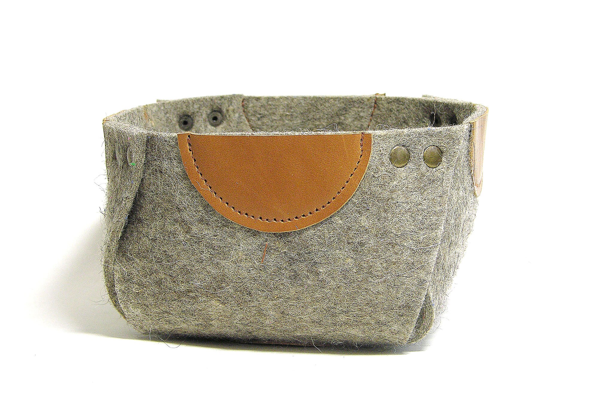 Felt storage basket for the Christmas interior. A cute Etsy