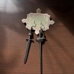 Pendientes colgantes de espada gótica de plata