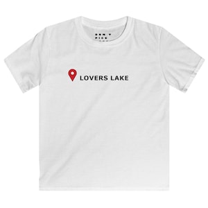 Crop Top Lage Pin Softstyle T-Shirt für Erwachsene, Modisches Grafik-T-Shirt, trendiges Kartendesign-Shirt, stilvolles Reisendes-Oberteil, einzigartiger Urlaub