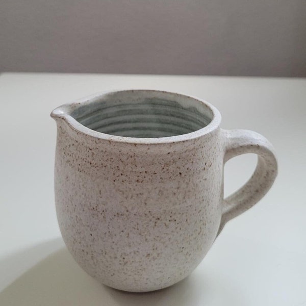 Milchkrüglein in beige bzw cremefarben aus Keramik. Von der Töpferscheibe aus dem Keramik-Atelier. Steinzeugkeramik, handemade