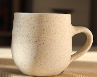 Keramikbecher, bauchiger Keramikbecher, Kaffeebecher, beige, töpferarbeit, handgedreht, steinzeugkeramik