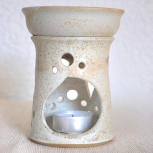 Duftlampe in beige, zweiteilig. Das Schälchen für die Wasser- Duftöl- Mischung ist abnehmbar, Steinzeugkeramik, von der Töpferscheibe