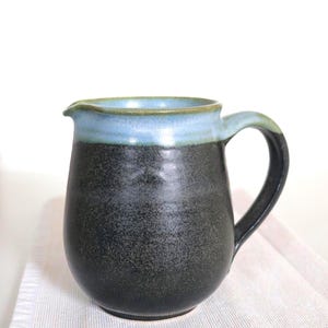 Krug, bauchig, in verschiedenen Ausführungen, Steinzeugkeramik von der Töpferscheibe, handgedreht, Kunsthandwerk aus Keramik- Atelier