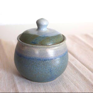 Bauchige Zuckerdose in grünblau, entstanden auf der Töpferscheibe in kleinem Keramik- Atelier, Steinzeugkeramik, Gebrauchskeramik handemade
