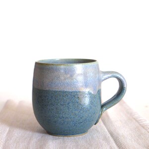 bauchiger Becher, hellblau, hellgrün, Keramikbecher, Kaffeebecher, Teebecher, gedreht auf der Töpferscheibe, aus dem Keramik- Atelier