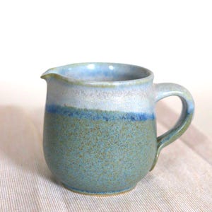 Milchkrüglein, bauchig und in grünblau, gedreht auf der Töpferscheibe, Steinzeugkeramik, Gebrauchskeramik, Kunsthandwerk, handemade