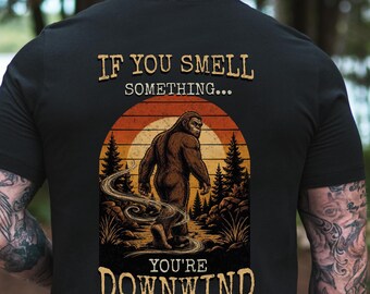 何か変な匂いがしたら、おならTシャツ（男性用）、ビッグフットのユーモアTシャツ、おならをするお父さんのジョーク、皮肉屋の夫へのギフト、アウトドア好きのTシャツ