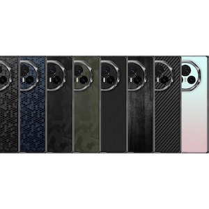 Könnte beinhalten: Neun Smartphones mit verschiedenen Hüllen-Designs. Die Hüllen zeigen Muster wie Karbonfaser, Camouflage und geometrische Formen. Die Farbpalette umfasst Schwarz, Grau und Grün. Jedes Telefon hat ein kreisförmiges Kameramodul.