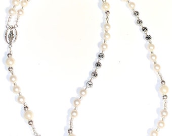 Rosario personalizado de perlas con nombre familiar; se pueden añadir hasta 5 nombres.