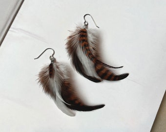 Boucles d'oreilles en plumes véritables brunes, noires, blanches et rayées sur crochets en acier inoxydable