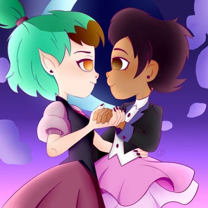 Puede incluir: Dos personajes de dibujos animados, uno con cabello verde y el otro con cabello marrón, están bailando juntos. Ambos visten atuendos formales y se sonríen. El fondo es un cielo morado con nubes.