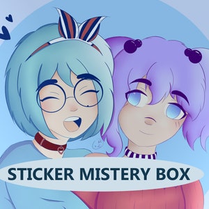 Op de afbeelding: Een digitale illustratie met twee personages met blauw en paars haar, met een bril en halsbanden, tegen een lichtblauwe cirkelvormige achtergrond. De tekst STICKER MISTERY BOX staat in een ovaal lint onderaan in het midden.