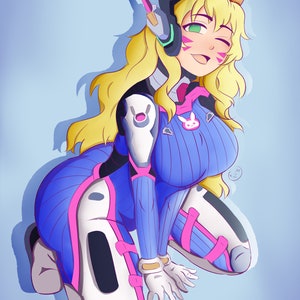 Puede incluir: Una ilustración de dibujos animados de un personaje femenino con cabello rubio, vistiendo un mono azul y rosa con armadura blanca y un logotipo de conejo en el pecho. Tiene ojos verdes, una nariz rosa y cuernos en la cabeza. Está arrodillada con las manos en el suelo.