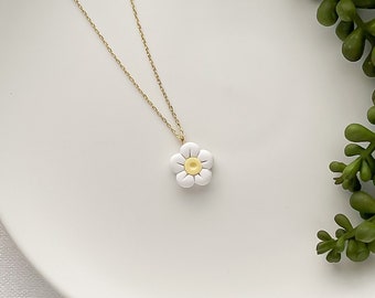 White daisy necklace gold, flower gifts for women, dainty necklace for mom, nature lover gift, summer fashion women, sister birthday gifts