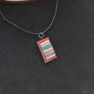 Catena rettangolare di pelle con righe colorate e montatura in pelle rosso vino