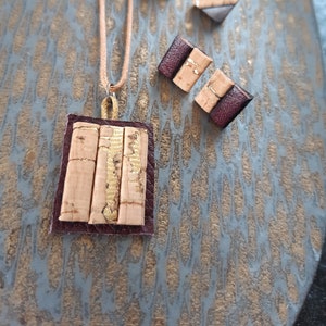 Leather chain beige in cork with gold elements and leather rectangular