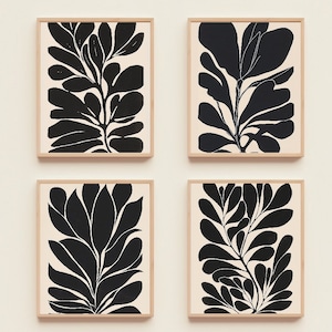 Op de afbeelding: Set van vier zwart-wit ingelijste prints met abstracte botanische illustraties. Elke print toont een gestileerde tak met bladeren.