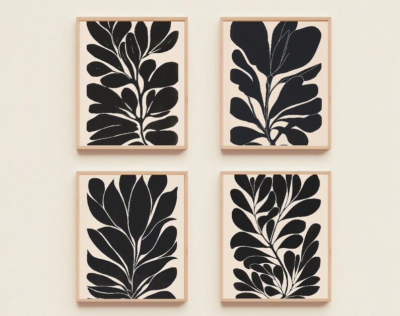 Op de afbeelding: Set van vier zwart-wit ingelijste prints met abstracte botanische illustraties. Elke print toont een gestileerde tak met bladeren.