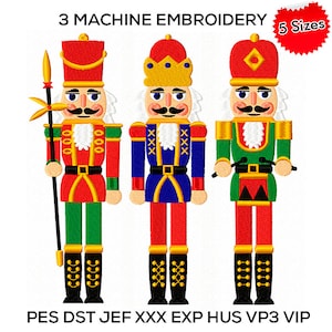 以下が含まれることがあります： ナッツクラッカー兵士の刺繍デザイン3つ。ナッツクラッカーは、金色のアクセントが付いた赤、青、緑の制服を着ています。デザインは5つのサイズでご利用いただけます。