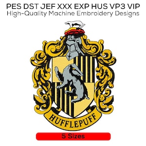 Pode incluir: Design de bordado do brasão da Hufflepuff com um texugo, um capacete e uma faixa. O brasão é amarelo, preto e cinza, com o texto "HUFFLEPUFF" e "5 Sizes". O texto "PES DST JEF XXX EXP HUS VP3 VIP High-Quality Machine Embroidery Designs" também está presente.