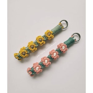 Keychain Macrame Daisy Flowers, Wristlet Keychain, Handmade Keychain Macrame, Gift for Her, Friendship Gifts Idea