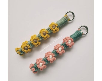 Macrame Daisy Flower Keychain: Handmade Wristlet Keyring