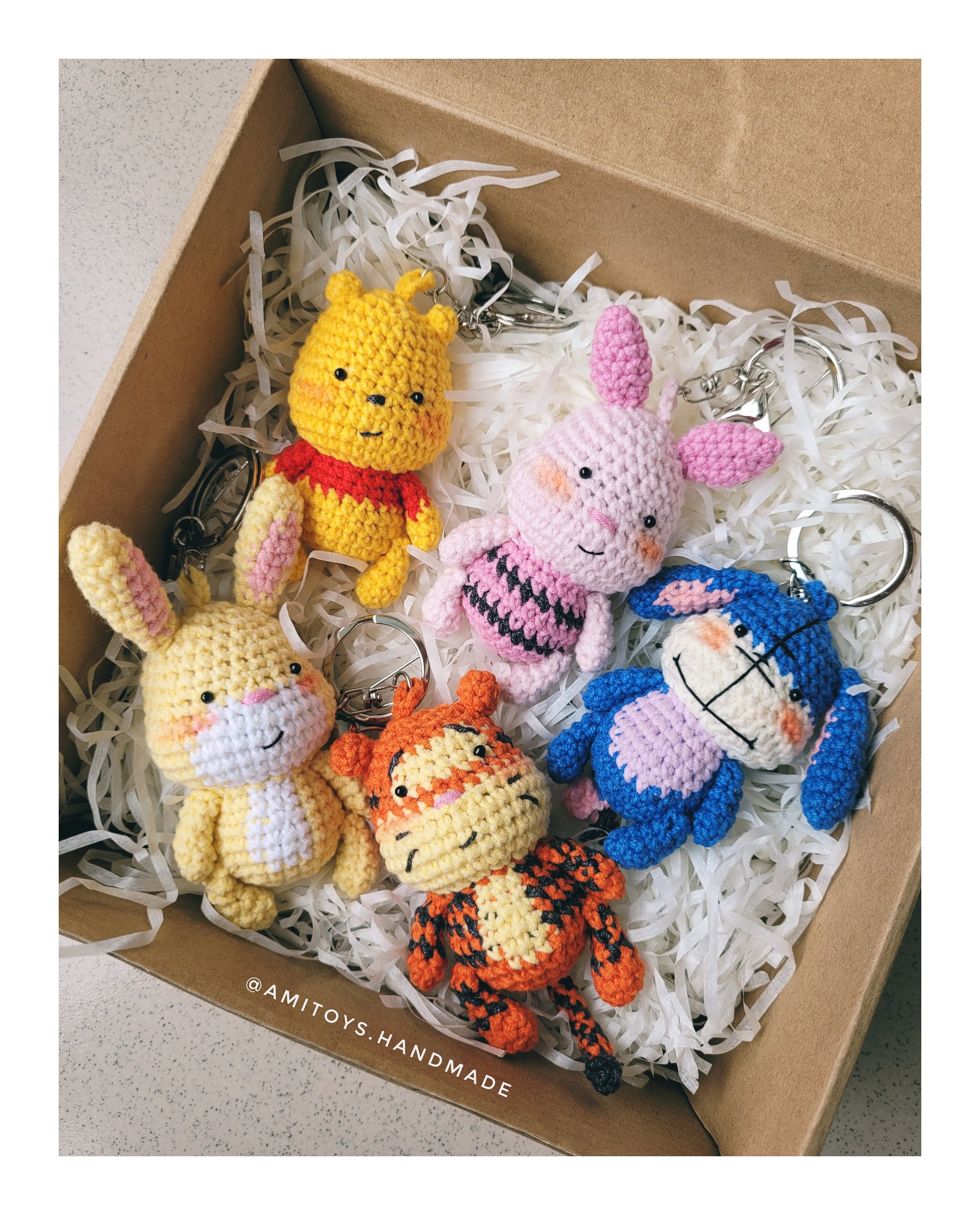 かぎ針編みのくまのプーさんと仲間たちのキーホルダー：ハンドメイド