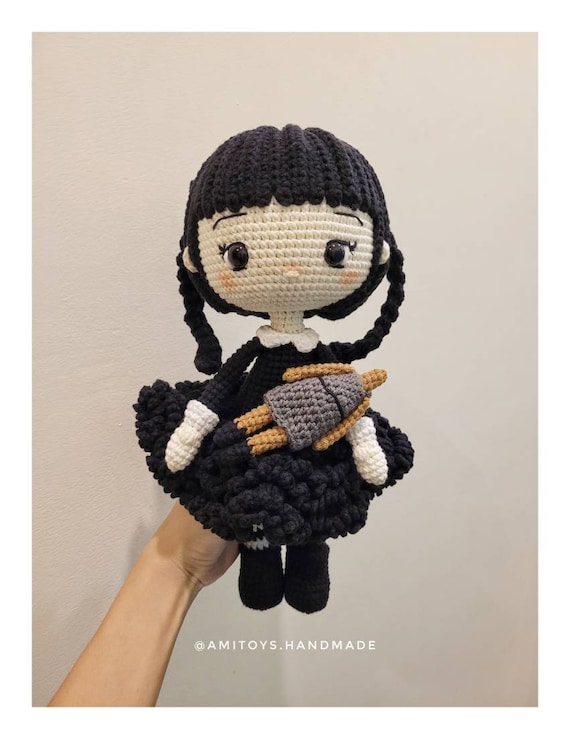 オーダーメイド ハンドメイド ウェンズデー あみぐるみ 人形 アダムスファミリー オーダーメイド人形、ウェンズデー・アダムス人形（かぎ針編み
