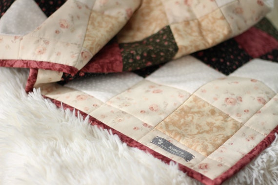 Motif de couette en patchwork vectoriel avec des éléments vintage et un fond dessiné à la main