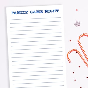 Puede incluir: Una lista de verificación imprimible blanca con texto azul que dice "FAMILY GAME NIGHT". La lista de verificación tiene papel rayado para escribir.