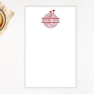 Könnte beinhalten: Weißer Notizblock mit einer roten Wollknäuel- und Stricknadelgrafik und dem Text "Knitting Notes".