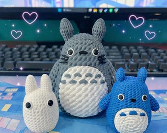 Set de accesorios de escritorio Totoro + Figuras de Totoro grandes, medianas y pequeñas + Textura de ganchillo impresa en 3D + Decoración de escritorio kawaii adorable + Configuración para gamers en tonos pastel