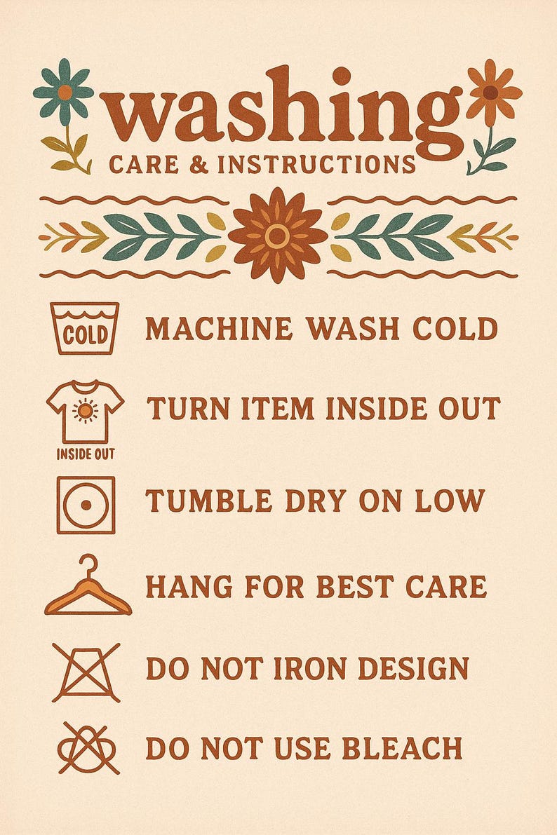 K&ouml;nnte beinhalten: Ein beigefarbenes Poster mit braunem Text und floralen Illustrationen enth&auml;lt Waschanweisungen. Der Text enth&auml;lt "washing", "Maschinenw&auml;sche kalt", "auf links drehen", "Trockner bei niedriger Temperatur", "zum Trocknen aufh&auml;ngen", "nicht b&uuml;geln" und "keine Bleiche verwenden".