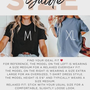 Op de afbeelding: Maattabelafbeelding met het woord "Guide" in cursief schrift. Twee modellen dragen t-shirts, &eacute;&eacute;n zwart met een "M" en &eacute;&eacute;n blauw met een "XL". Tekst legt de maatvoering uit voor ontspannen en oversized pasvormen.