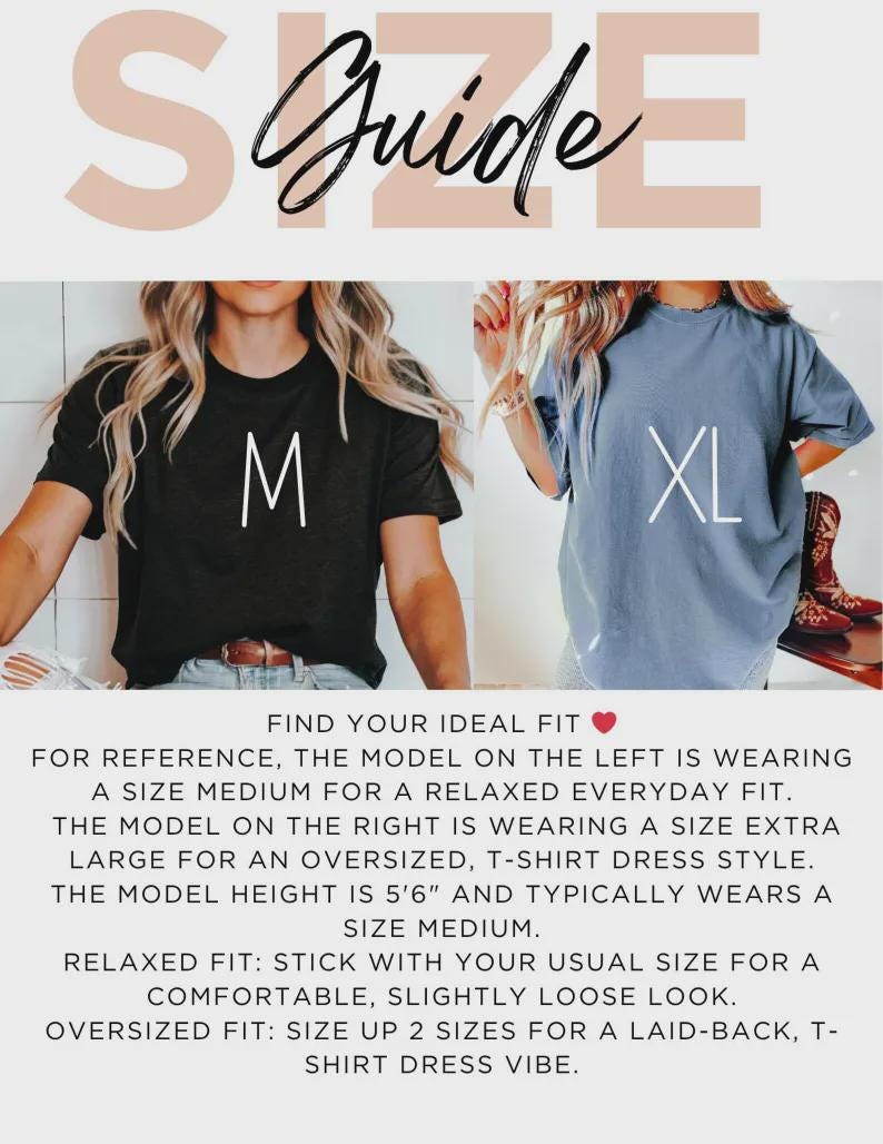 Op de afbeelding: Maattabelafbeelding met het woord "Guide" in cursief schrift. Twee modellen dragen t-shirts, &eacute;&eacute;n zwart met een "M" en &eacute;&eacute;n blauw met een "XL". Tekst legt de maatvoering uit voor ontspannen en oversized pasvormen.