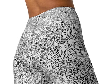 Leggings de yoga de talle alto con garabatos en blanco y negro