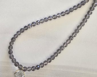 Collar con gema de cuarzo ahumado, colgante trillón de amatista verde y extensor ajustable.