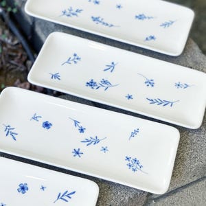 Hand-Painted Blue Floral Plate: Sleek Appetizer Serving Dish