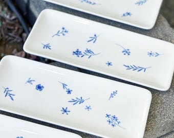 Hand-Painted Blue Floral Plate: Sleek Appetizer Serving Dish