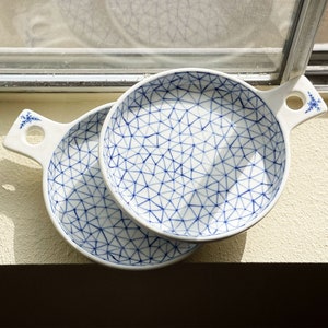 medium/large plate with handle and hole for wall hanging, tableware, blue geometrical pattern